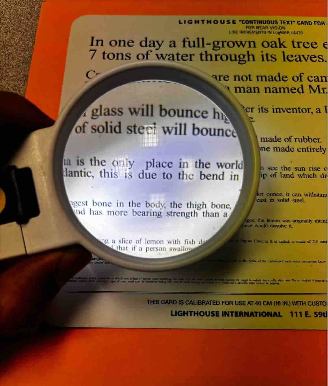 Lighted magnifying glass